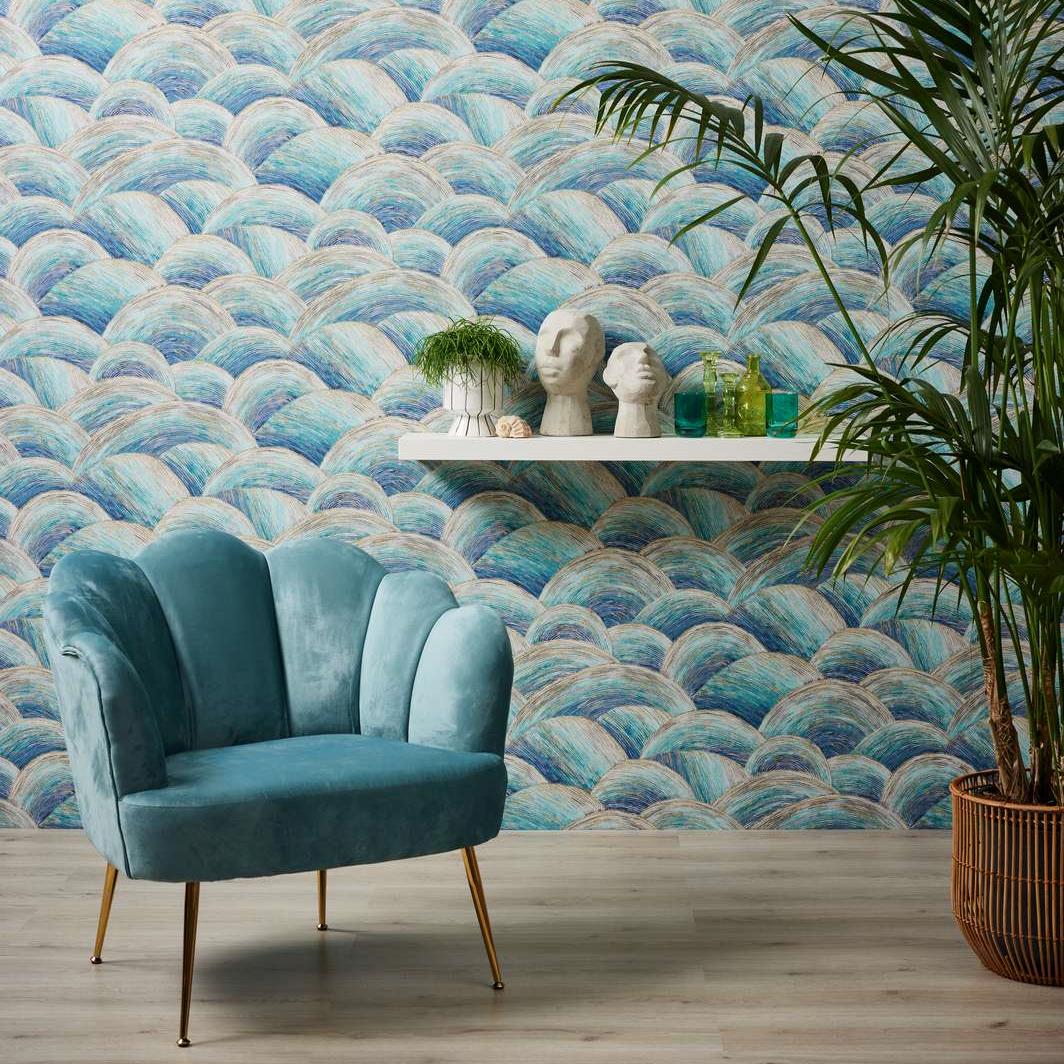 Modernas tapetes ar viļņotu dizainu viesistabas interjerā