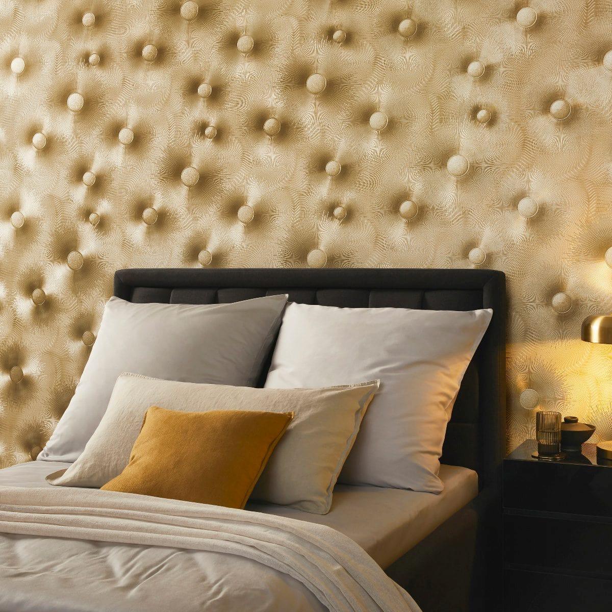 Tapetes guļamistabai zeltā krāsā ar 3D rakstu