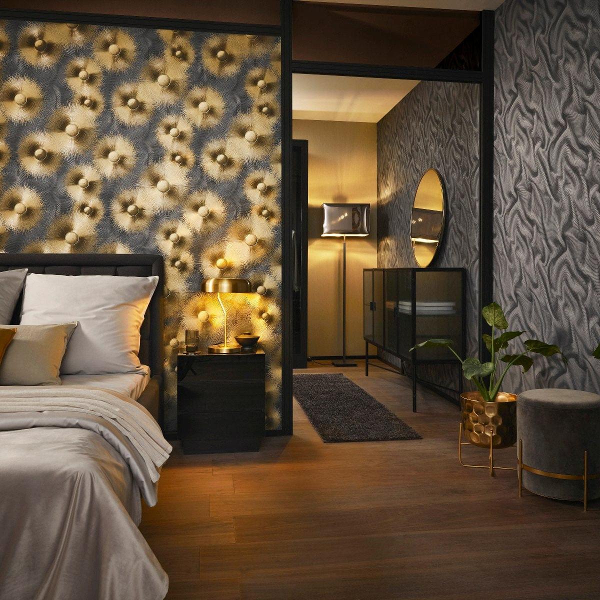 Tapetes ar grafisku rakstu un dizainu – melnas un zelta krāsas kombinācija