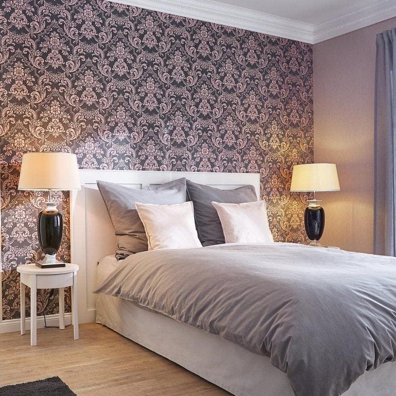 Klasiskas tapetes guļamistabas interjerā: rozā un pelēkas krāsas kombinācija