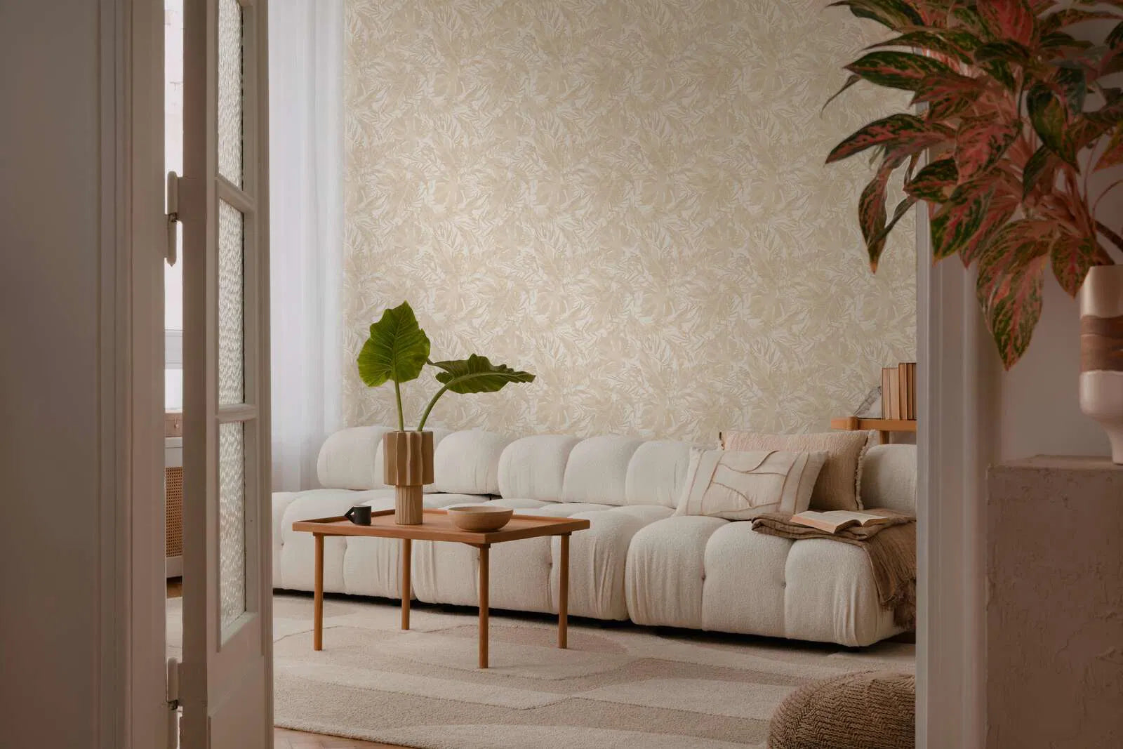 Smilškrāsas tapetes ar monstera un palmu lapu rakstu, 3010147