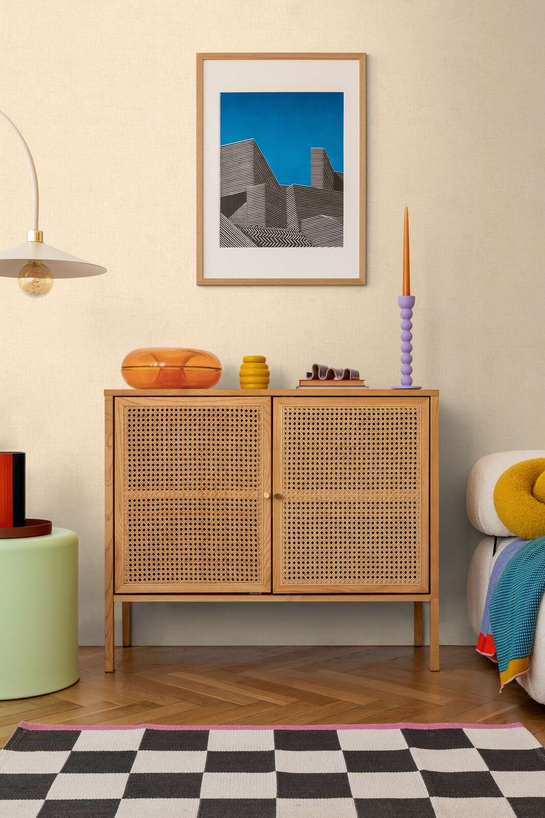 Bēšas, lina efekts: Siltas bēšas tapetes ar krustotām līnijām un lina efektu mājīgā interjerā.