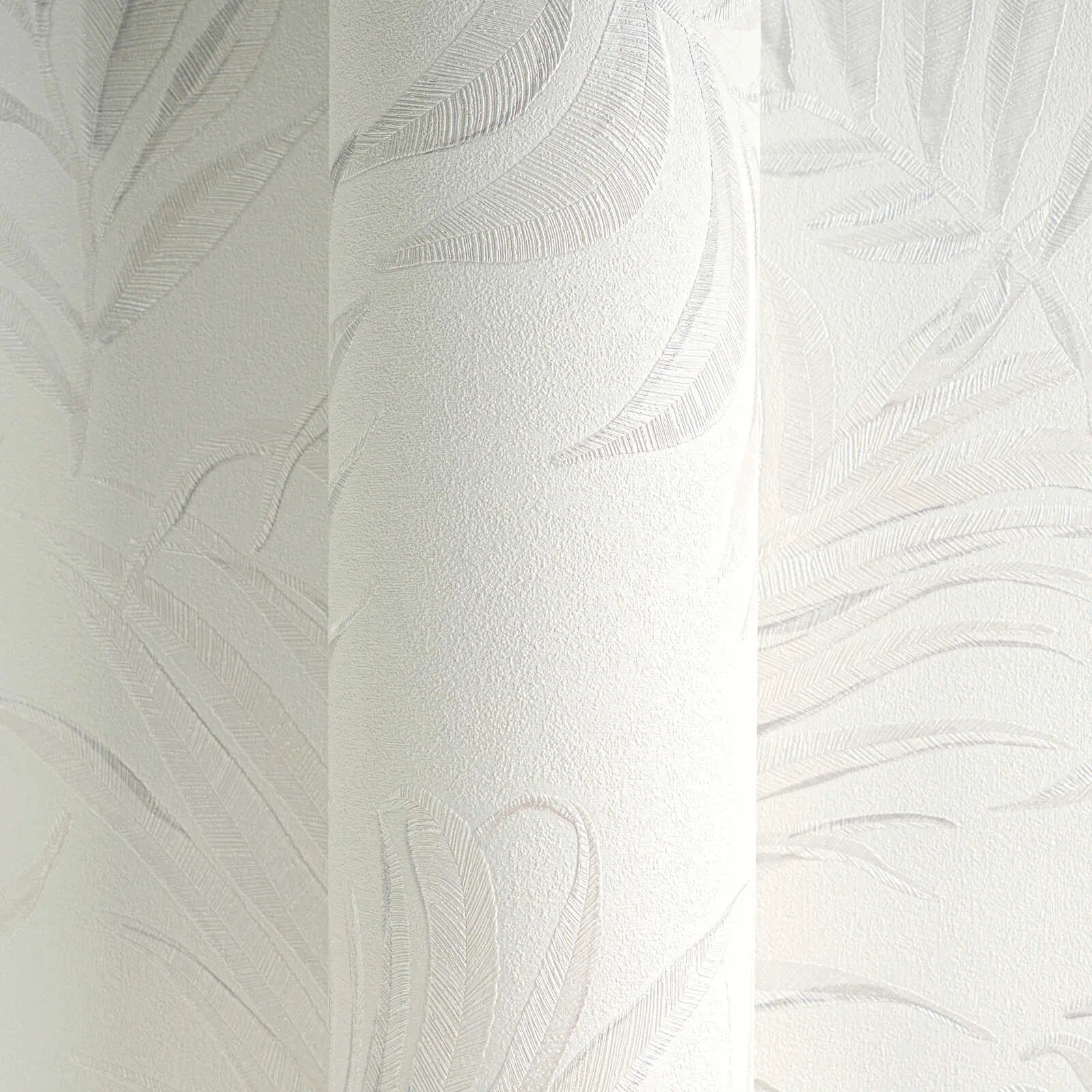 Baltas tapetes ar smalkām krēmkrāsas palmu lapām, 3011051
