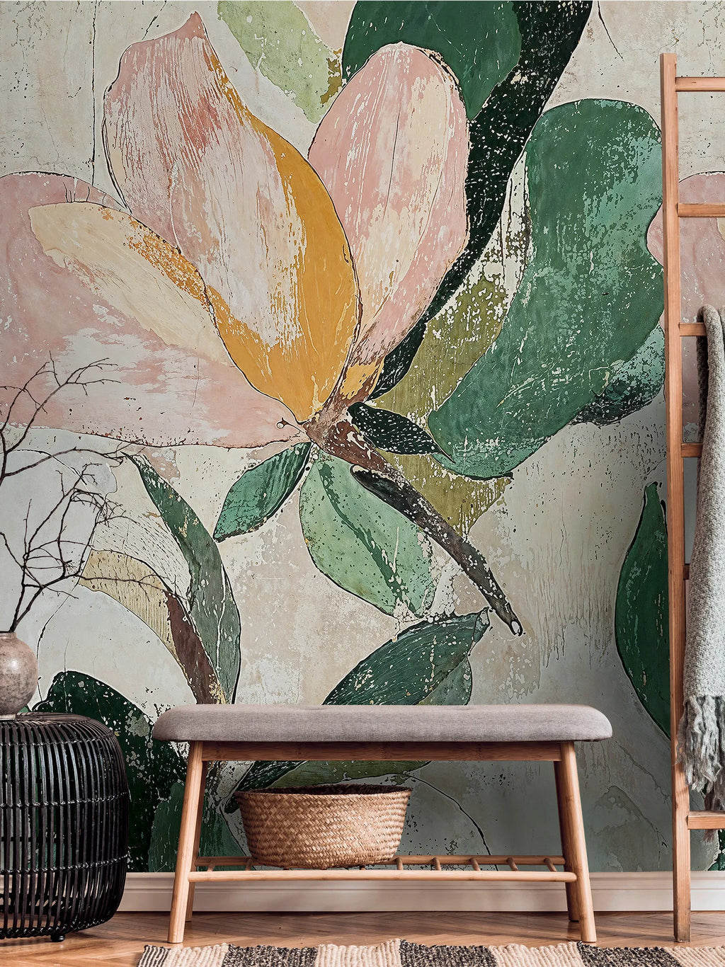Smilšu fons, magnolijas: Vintage stila tapetes ar lieliem magnoliju ziediem rozā un krēmkrāsā uz smilšu fona.