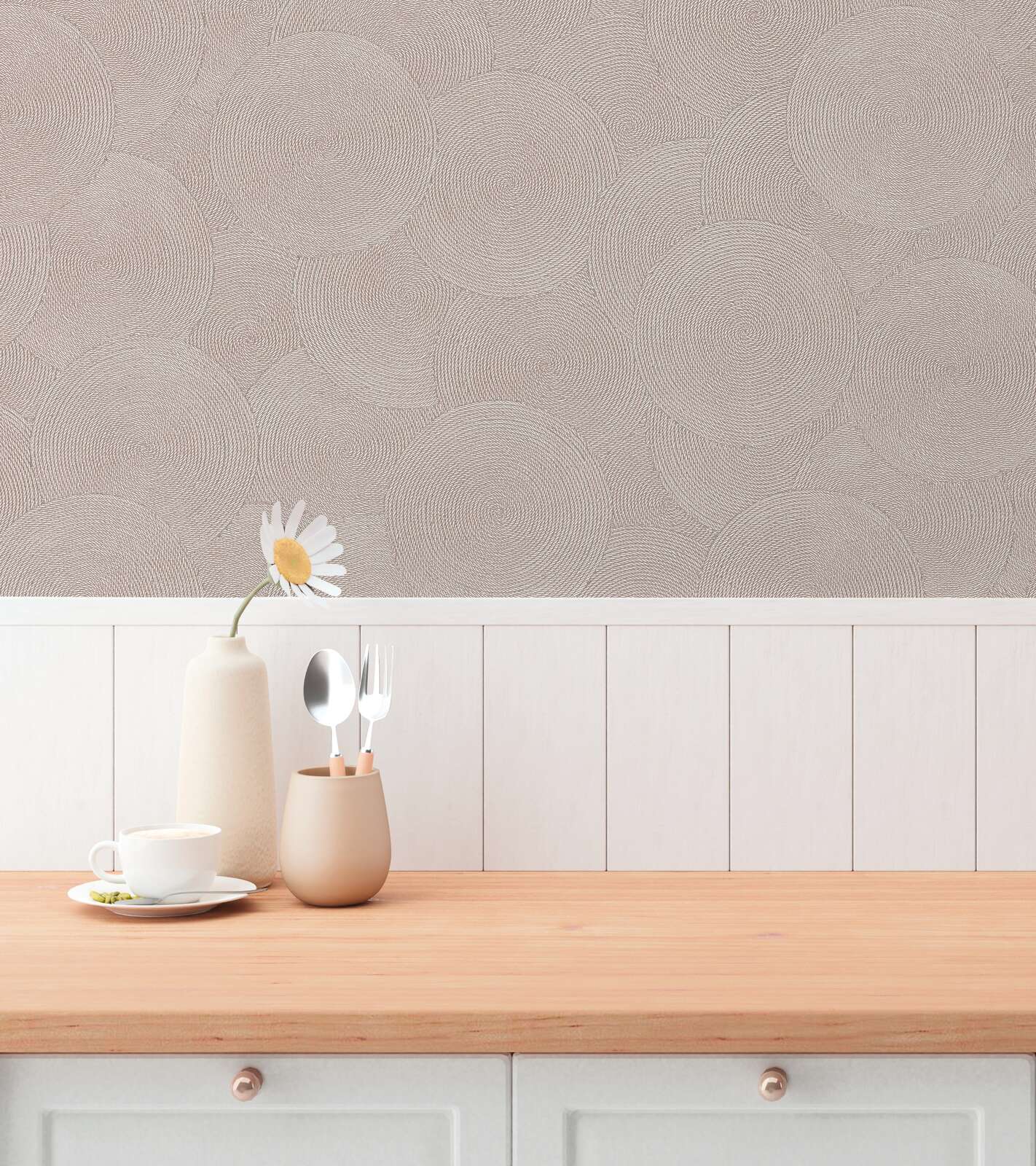 Taupe abstraktas apļu tapetes ar metāliskiem akcentiem stilīgā viesistabas interjerā. SKU: 3010627, AS Creation.