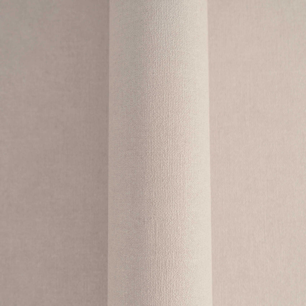 Vienkrāsainas bāli brūnas tapetes ar boho stilu - kombinācija ar mebelēm