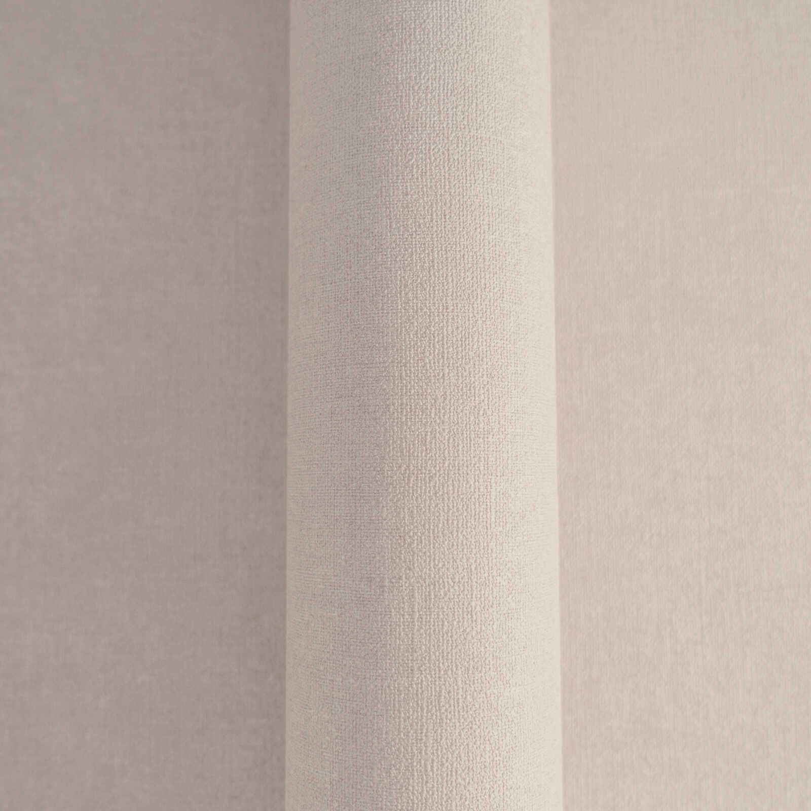 Vienkrāsainas bāli brūnas tapetes ar boho stilu - kombinācija ar mebelēm