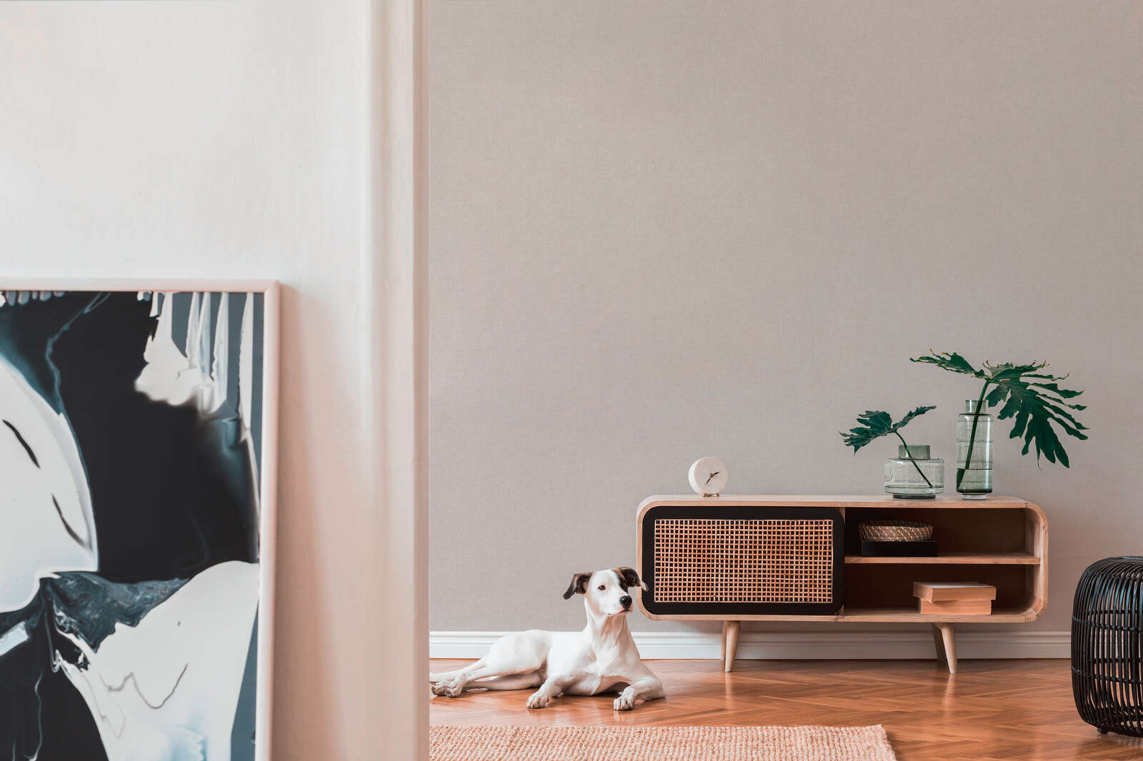 Vienkrāsainas bāli brūnas tapetes ar boho stilu - viesistabas interjerā