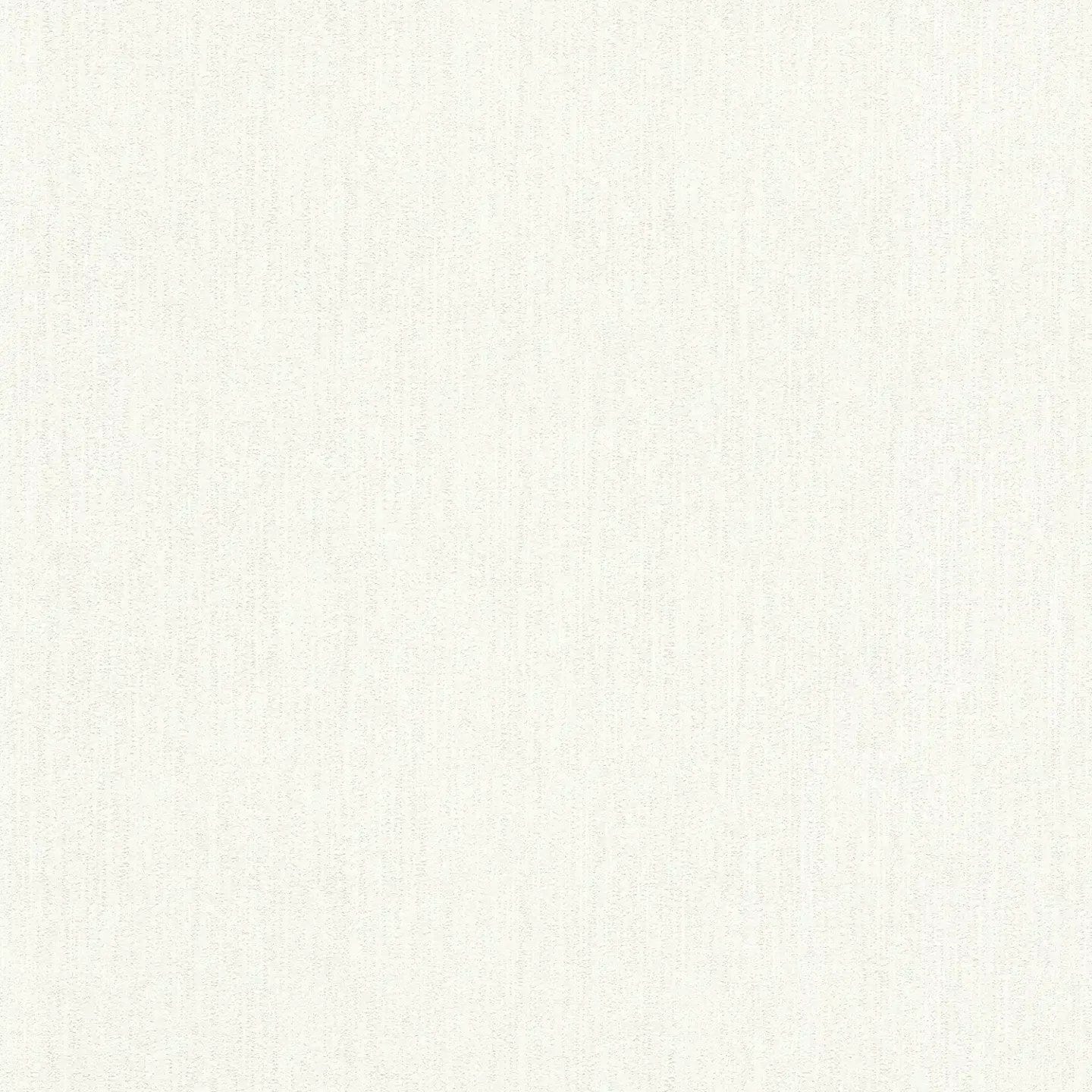 Baltas tapetes ar lauku stila iedvesmu un maigu tekstūru dabiskam dizainam