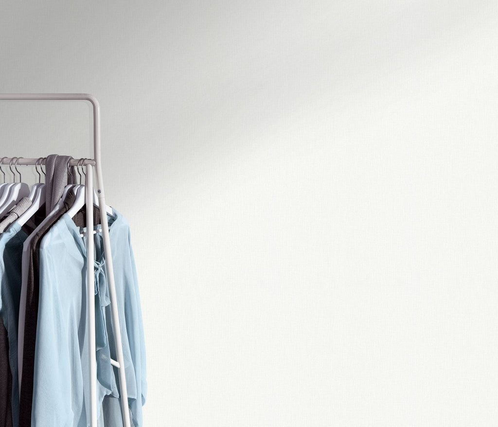 Baltas, gludas tapetes ar zīdainu spīduma efektu, elegantai un gaišai atmosfērai, 3752441, skats interjerā 3