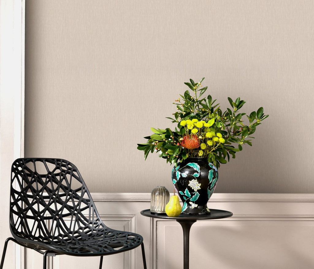 Vienkrāsainas bēšas tapetes ar mirdzošu virsmu, 3752442, skats interjerā 2