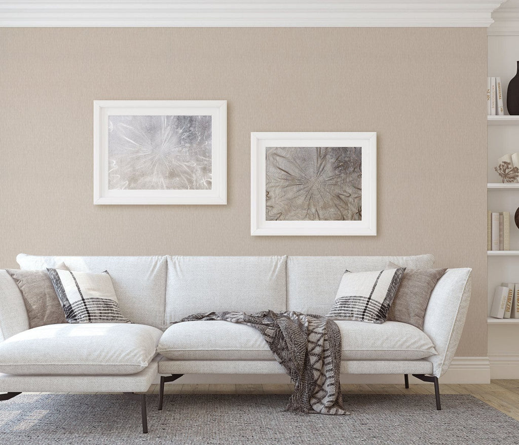 Vienkrāsainas bēšas tapetes ar mirdzošu virsmu, 3752442, skats interjerā 3