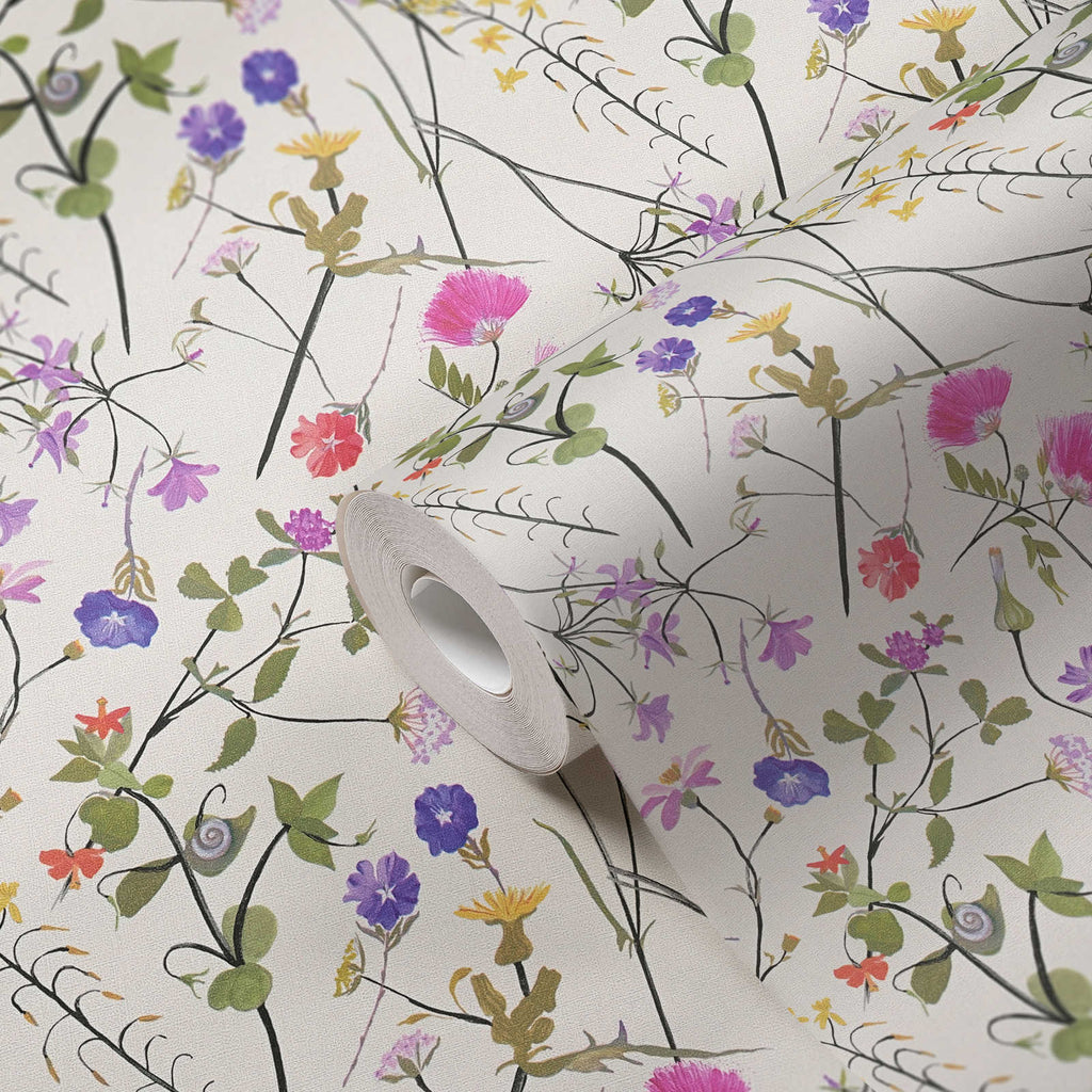 Izteiksmīgas daudzkrāsainas tapetes ar ziedu dizainu - viesistabas interjerā