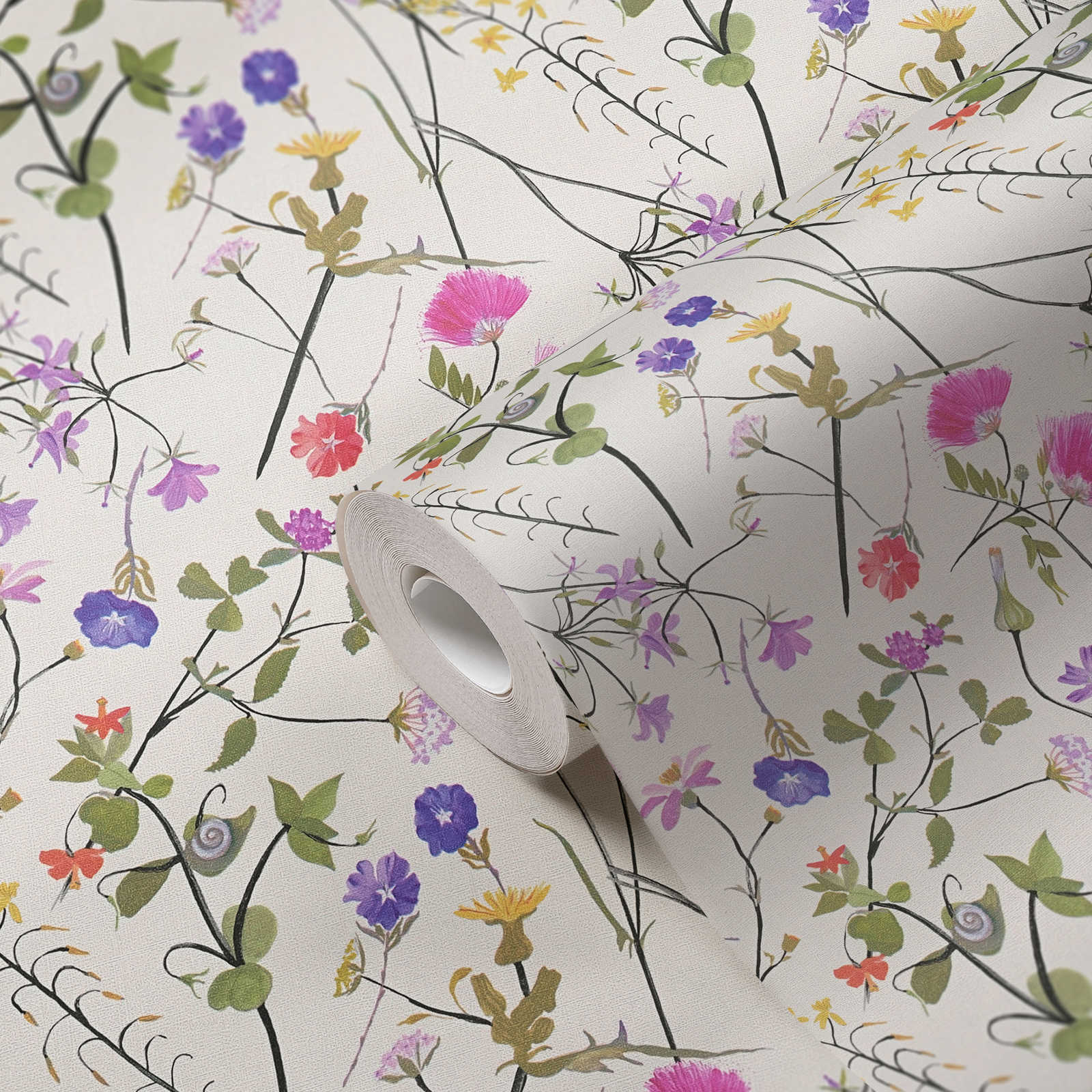 Izteiksmīgas daudzkrāsainas tapetes ar ziedu dizainu - viesistabas interjerā