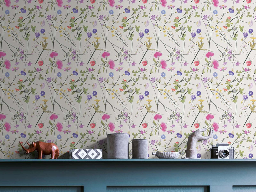 Izteiksmīgas daudzkrāsainas tapetes ar ziedu dizainu - istabas interjerā