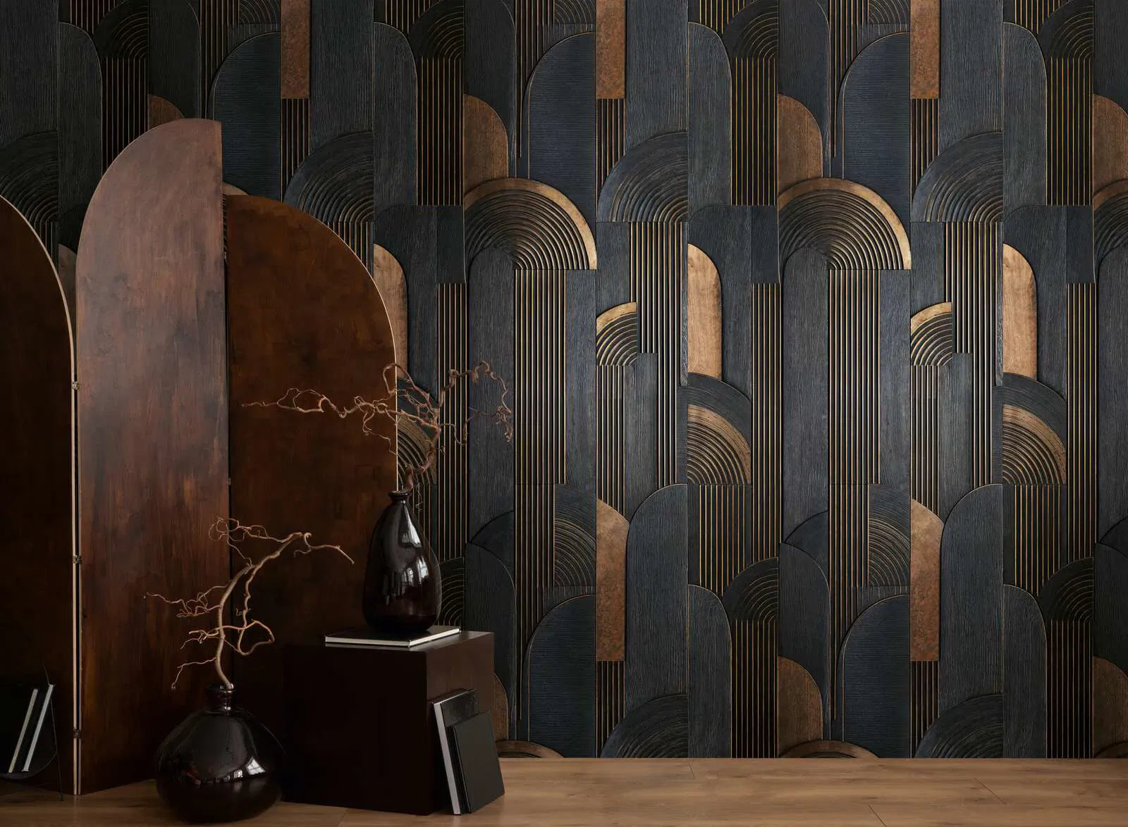 Melnas un brūnas tapetes ar modernu Art Deco rakstu elegantā guļamistabas interjerā. SKU: 3013142.