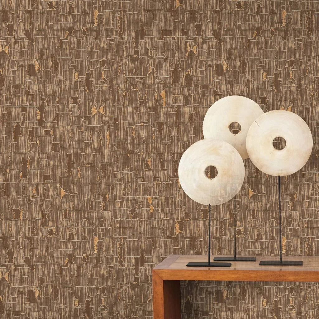 Brūnas un zelta tapetes ar abstraktu dizainu – elegants sienu akcents interjerā  