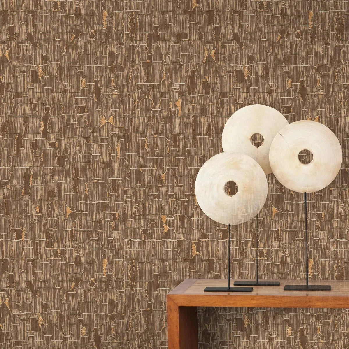 Brūnas un zelta tapetes ar abstraktu dizainu – elegants sienu akcents interjerā  