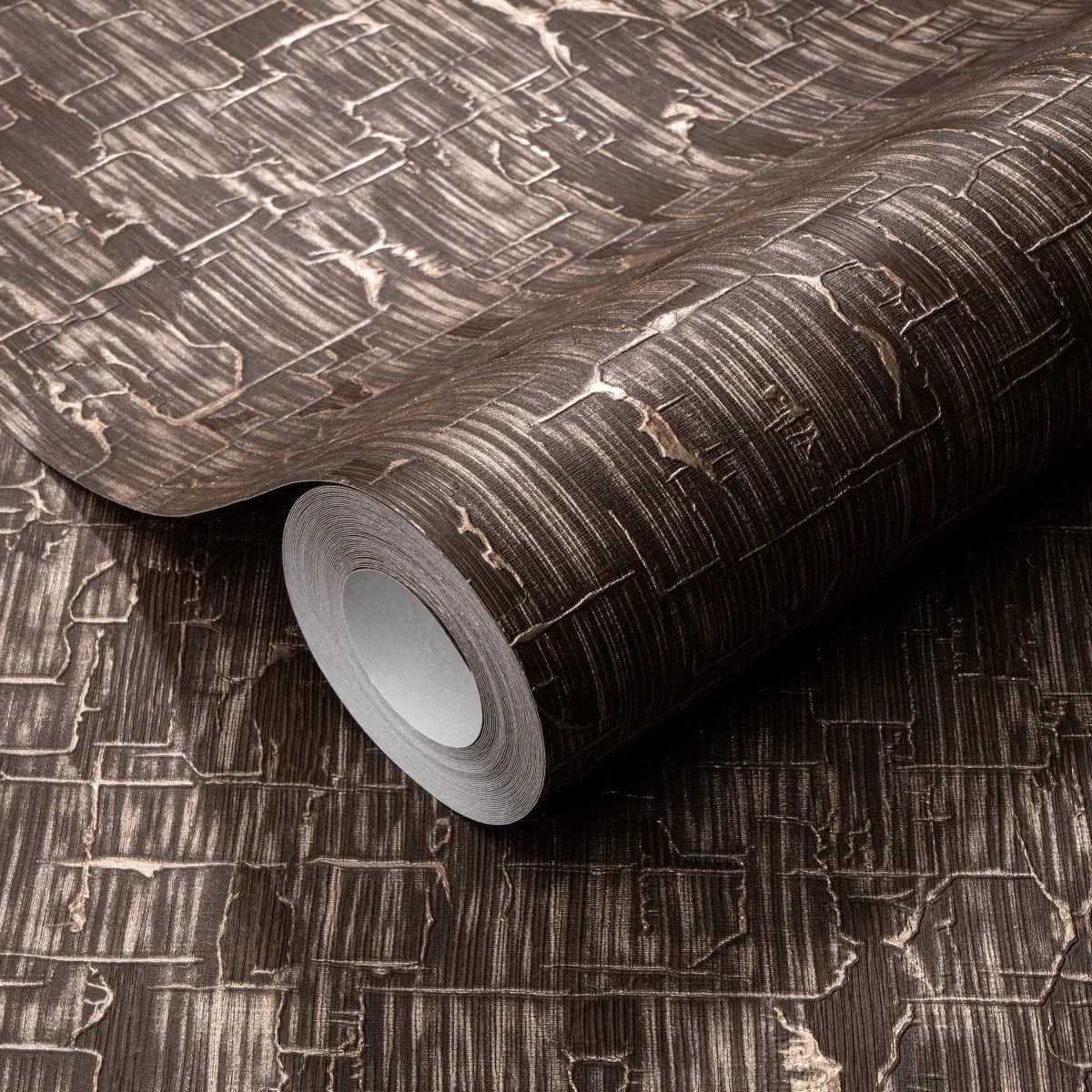 Brūnas un zelta tapetes ar abstraktu dizainu – elegants sienu akcents interjerā  