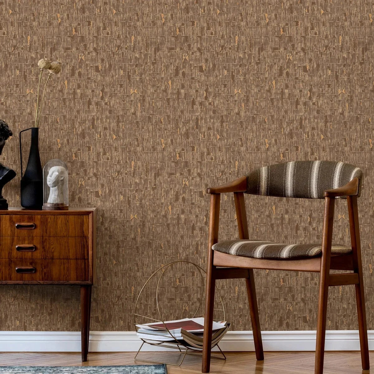 Brūnas un zelta tapetes ar abstraktu dizainu – elegants sienu akcents interjerā  
