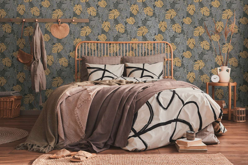 Džungļu tapetes ar banānu lapu rakstu un metālisku spīdumu - viesistabas interjerā