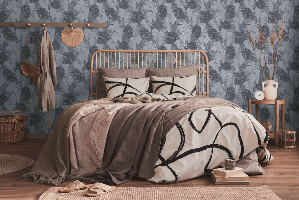 Tropu džungļu tapetes ar pelēkām un melnām banānu lapām un metālisku efektu - viesistabas interjerā