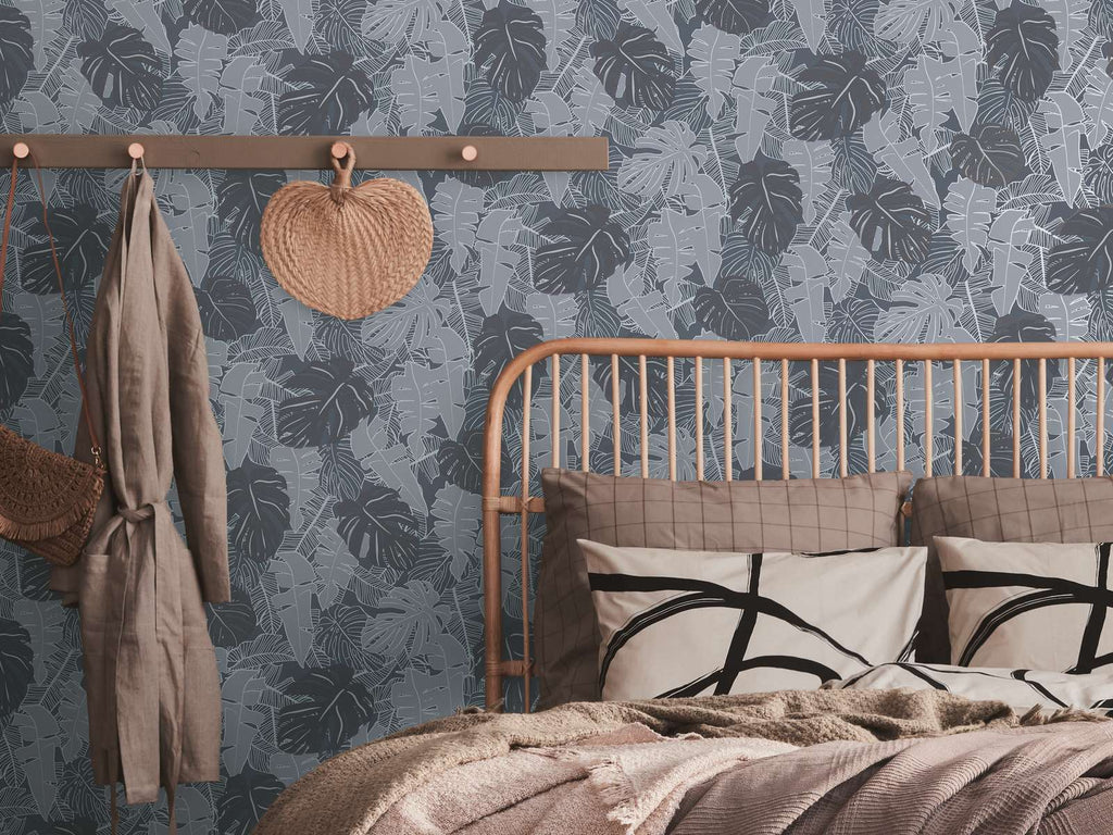 Tropu džungļu tapetes ar pelēkām un melnām banānu lapām un metālisku efektu - vizualizācija interjerā