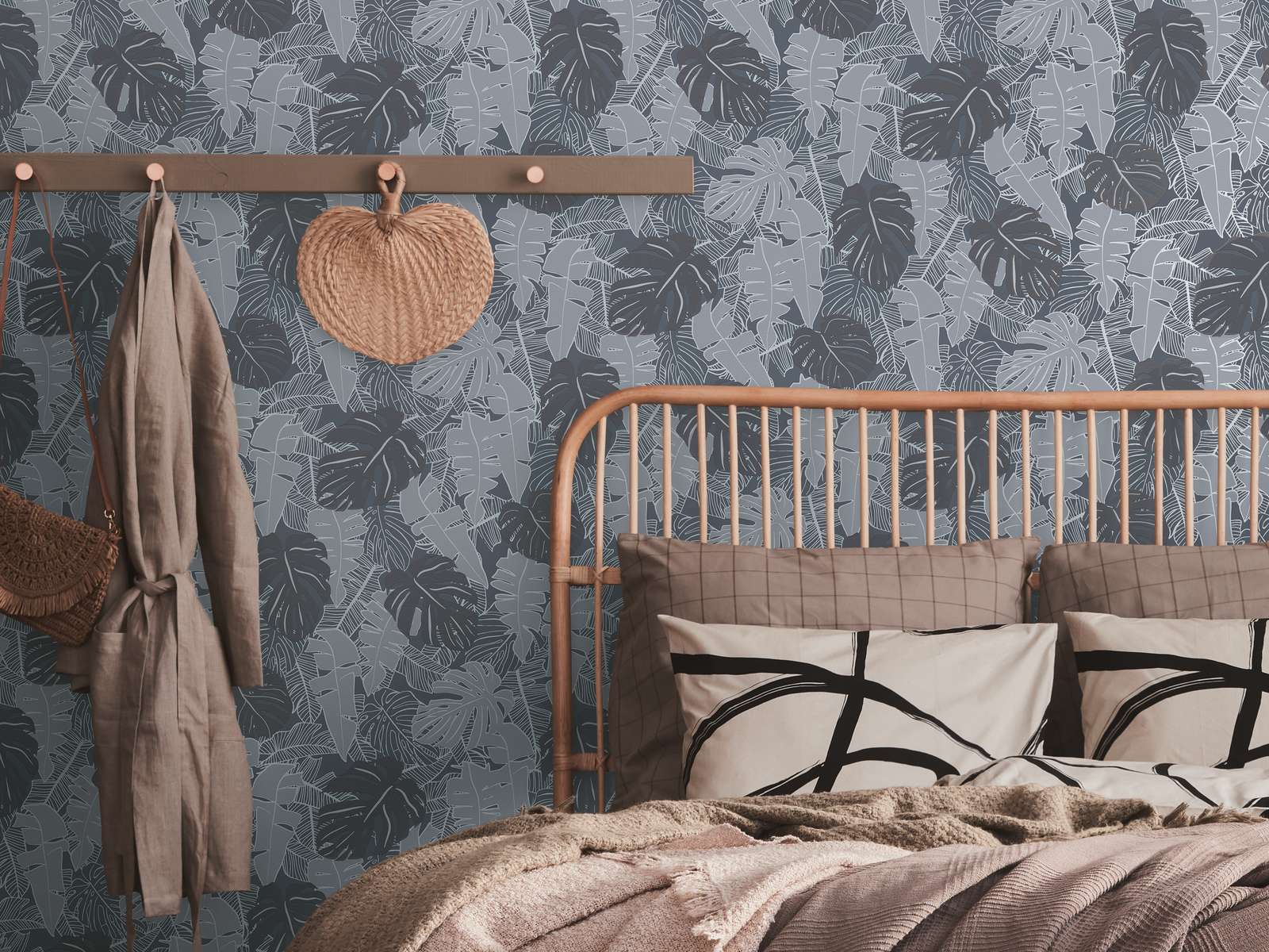 Tropu džungļu tapetes ar pelēkām un melnām banānu lapām un metālisku efektu - vizualizācija interjerā