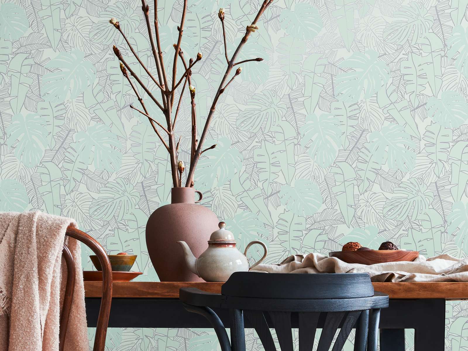 Džungļu banānlapu tapetes ar metālisku spīdumu piparmētru zaļā krāsā - vizualizācija interjerā