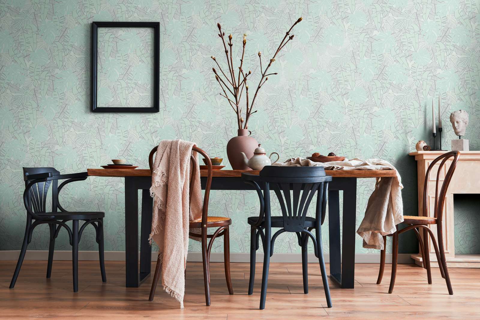 Džungļu banānlapu tapetes ar metālisku spīdumu piparmētru zaļā krāsā - viesistabas interjerā