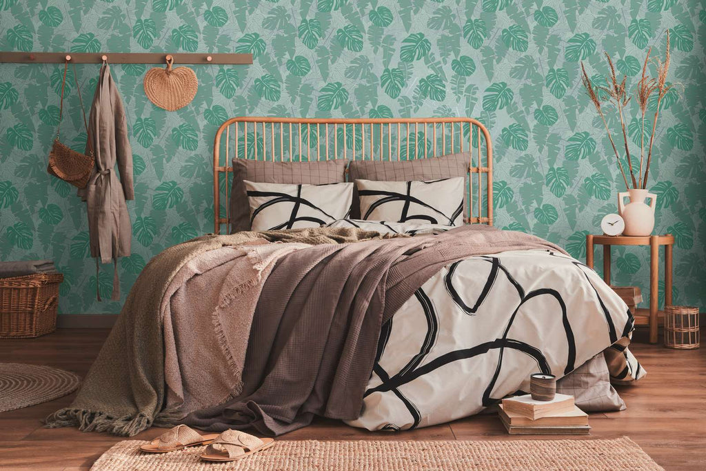 Zaļas tapetes ar banānu lapām un vieglu metālisku akcentu - viesistabas interjerā