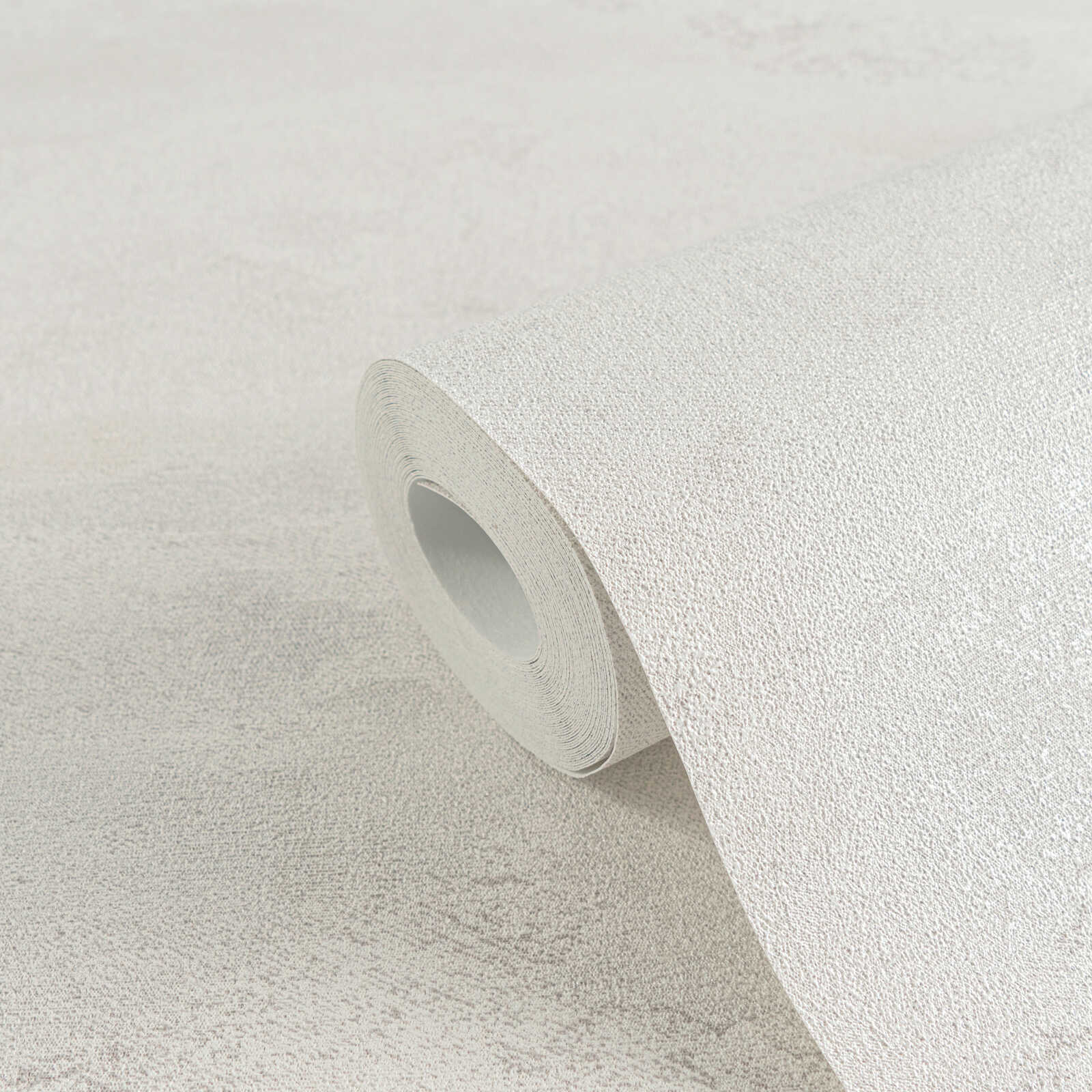 Gaiši pelēkas tapetes ar viļņu reljefu un mirdzošu efektu - kombinācija ar mebelēm