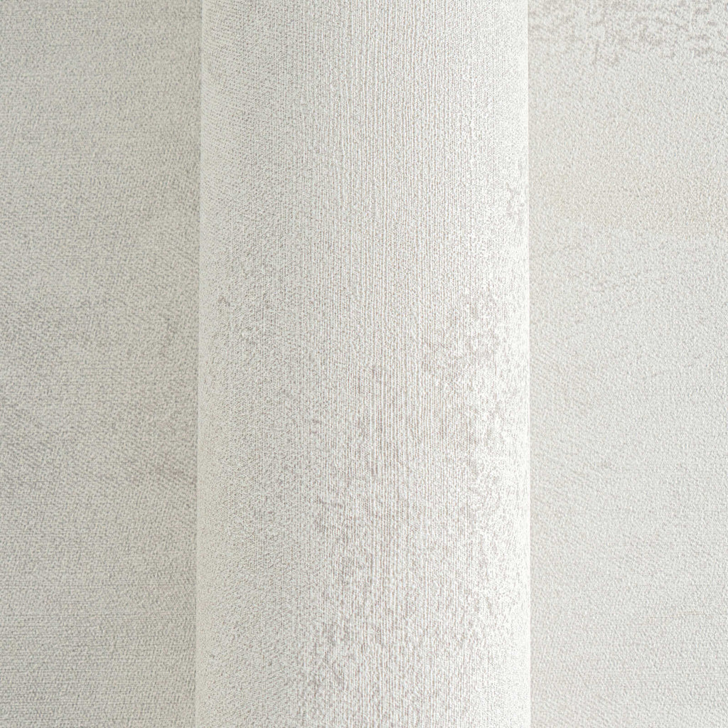 Gaiši pelēkas tapetes ar viļņu reljefu un mirdzošu efektu - idejas interjerām