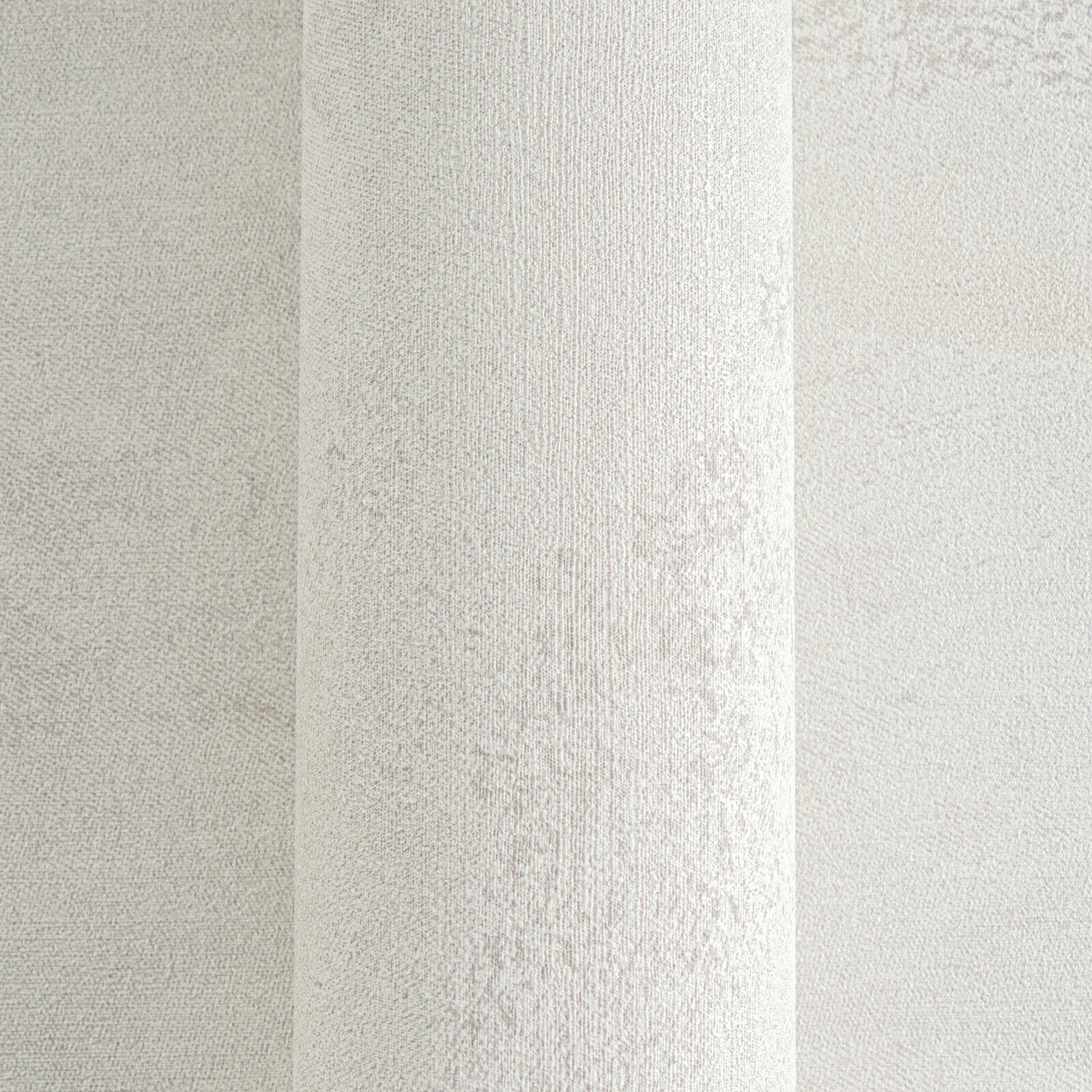 Gaiši pelēkas tapetes ar viļņu reljefu un mirdzošu efektu - idejas interjerām