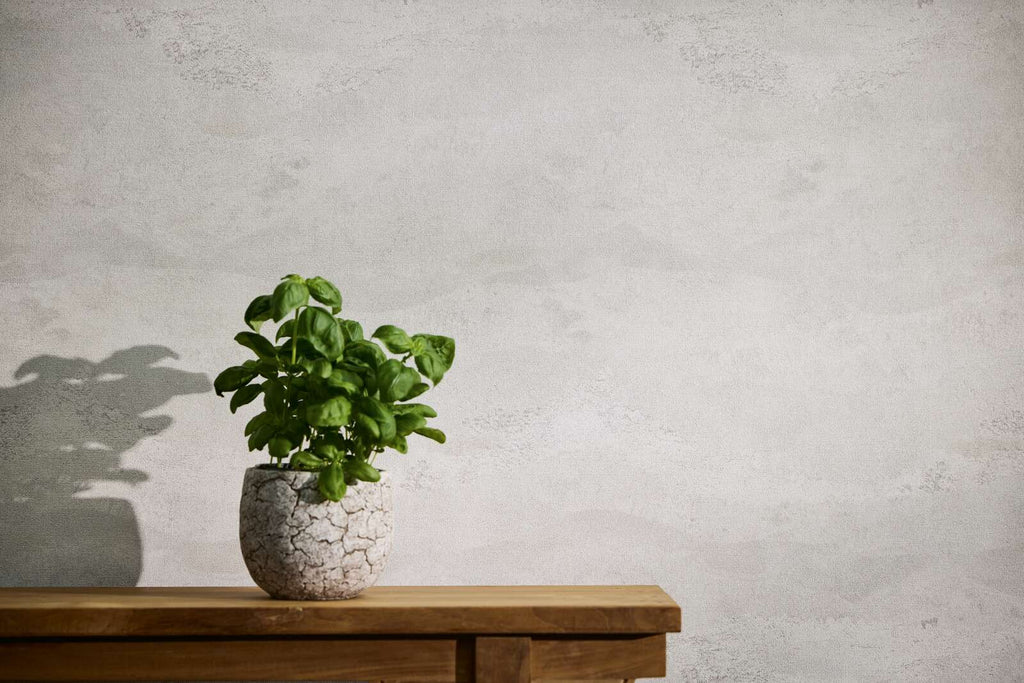 Gaiši pelēkas tapetes ar viļņu reljefu un mirdzošu efektu - guļamistabas interjerā