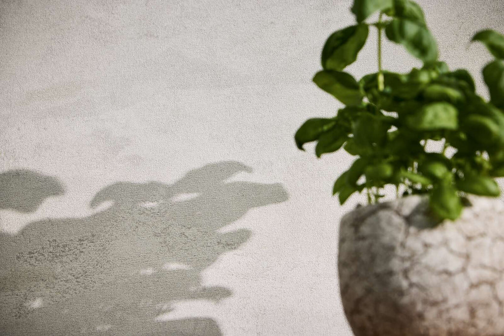 Gaiši pelēkas tapetes ar viļņu reljefu un mirdzošu efektu - istabas interjerā