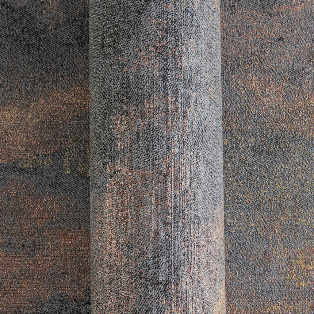 Flizelīna tapetes ar melniem viļņiem uz zelta akcentu - kombinācija ar mebelēm