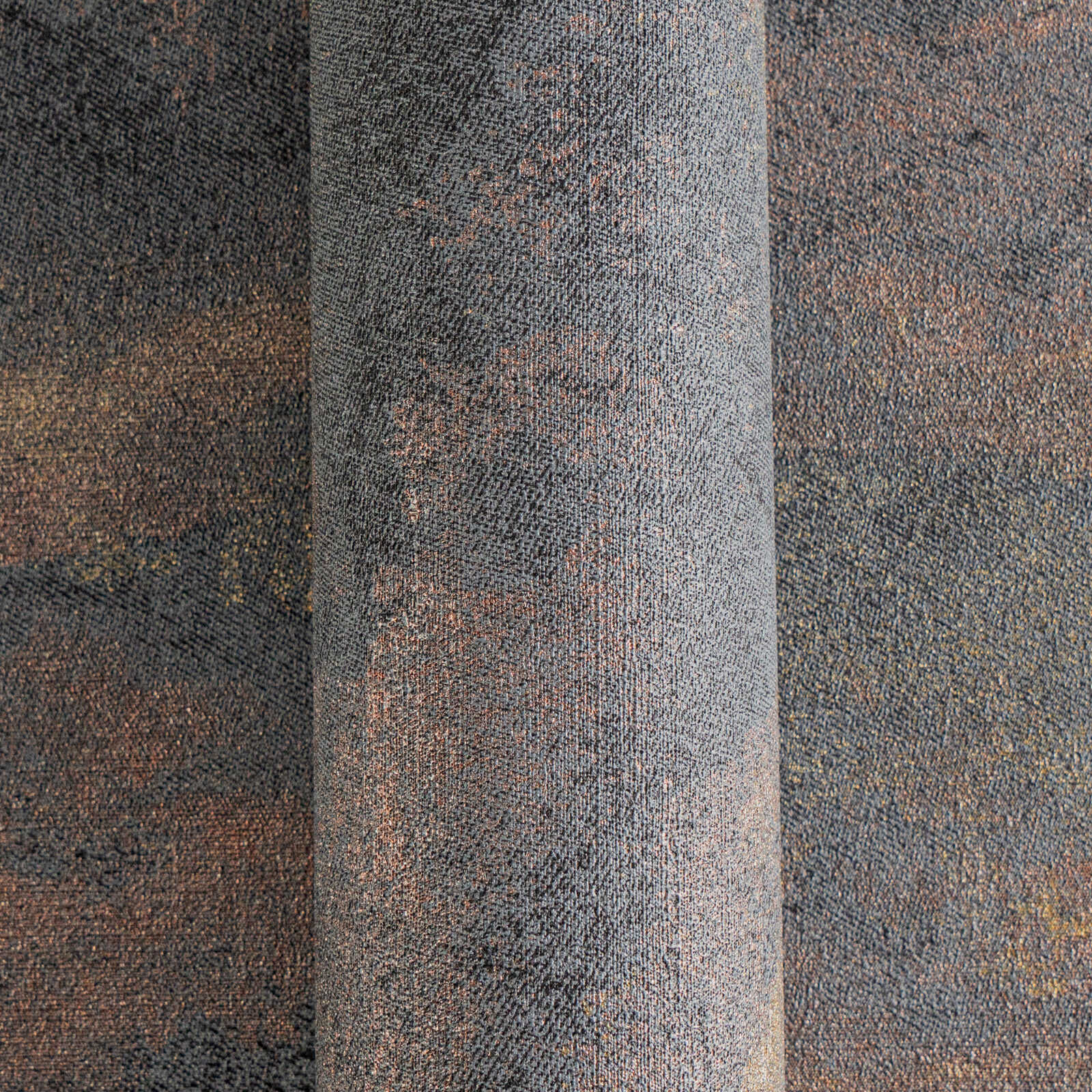 Flizelīna tapetes ar melniem viļņiem uz zelta akcentu - kombinācija ar mebelēm