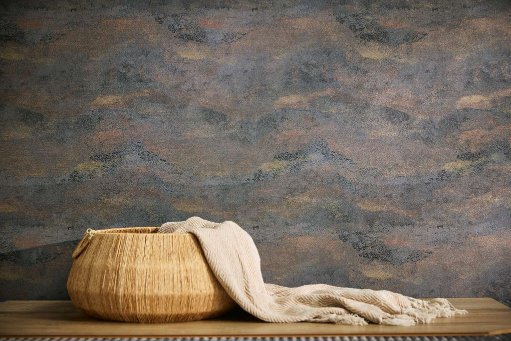 Flizelīna tapetes ar melniem viļņiem uz zelta akcentu - istabas interjerā