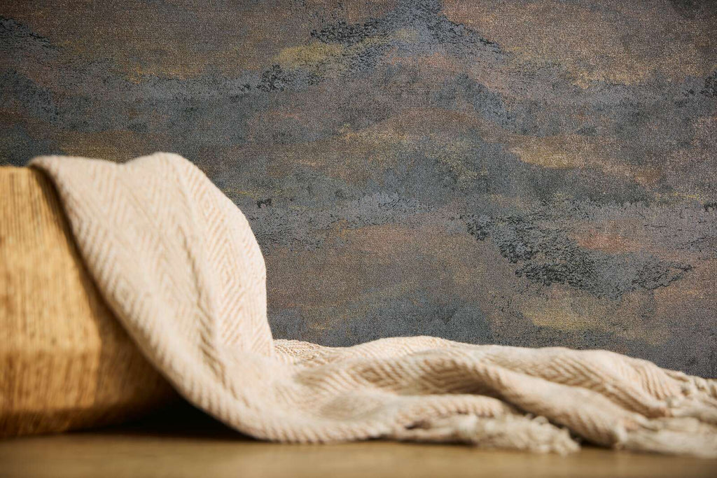 Flizelīna tapetes ar melniem viļņiem uz zelta akcentu - idejas interjerām