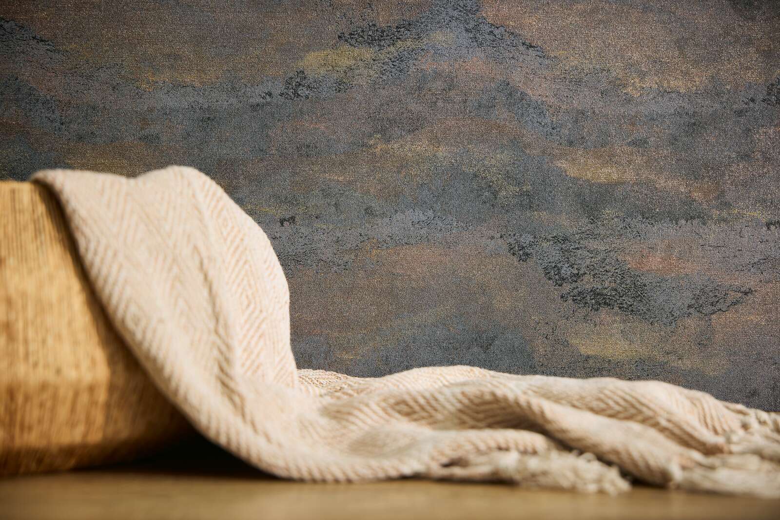 Flizelīna tapetes ar melniem viļņiem uz zelta akcentu - idejas interjerām