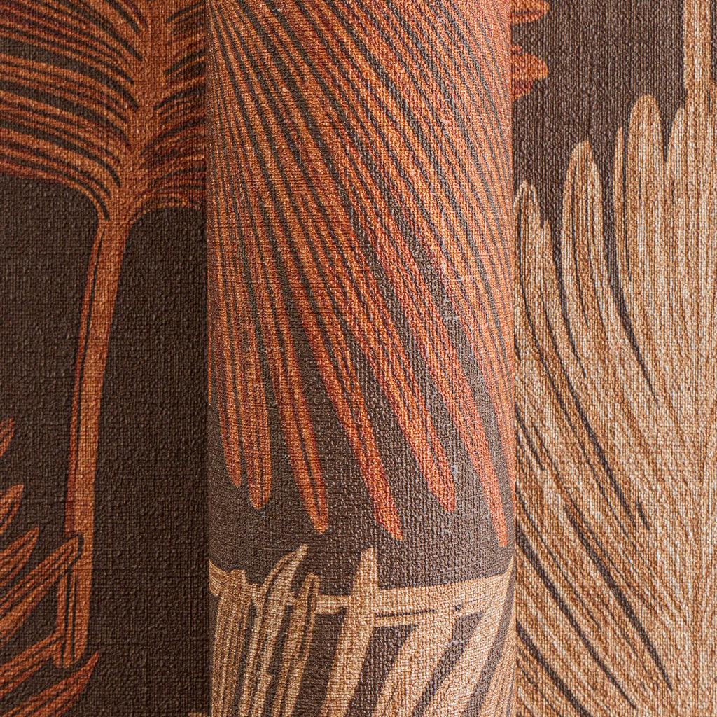 Eksotiska dizaina tapetes ar palmu lapām un faktūru brūnā tonī - viesistabas interjerā