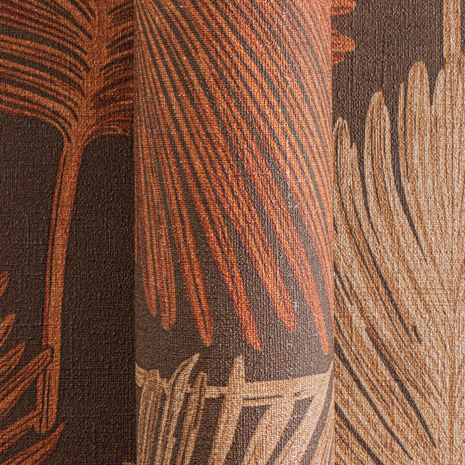 Eksotiska dizaina tapetes ar palmu lapām un faktūru brūnā tonī - viesistabas interjerā