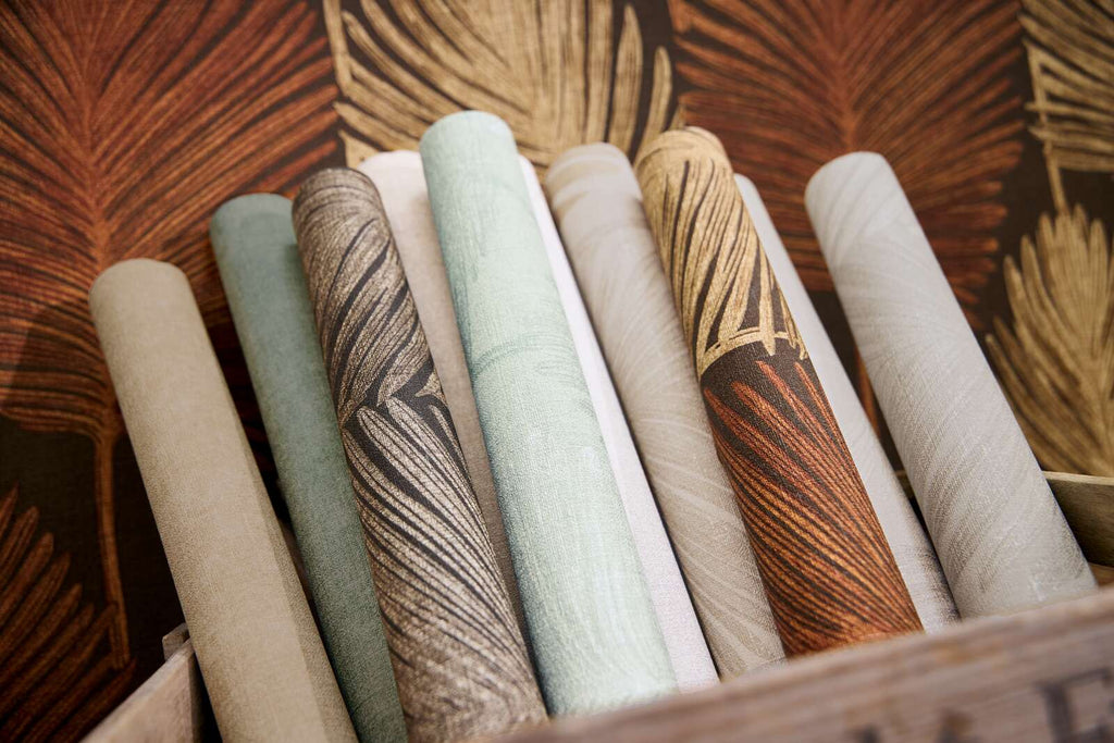 Eksotiska dizaina tapetes ar palmu lapām un faktūru brūnā tonī - idejas interjerām