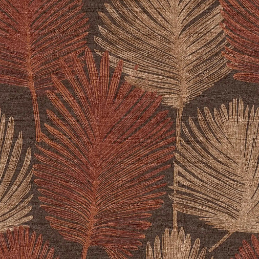 Eksotiska dizaina tapetes ar palmu lapām un faktūru brūnā tonī - viesistabas interjerā