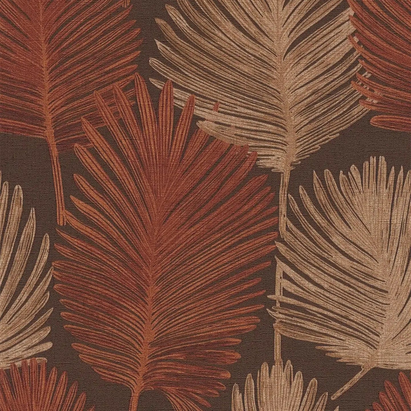 Eksotiska dizaina tapetes ar palmu lapām un faktūru brūnā tonī - viesistabas interjerā