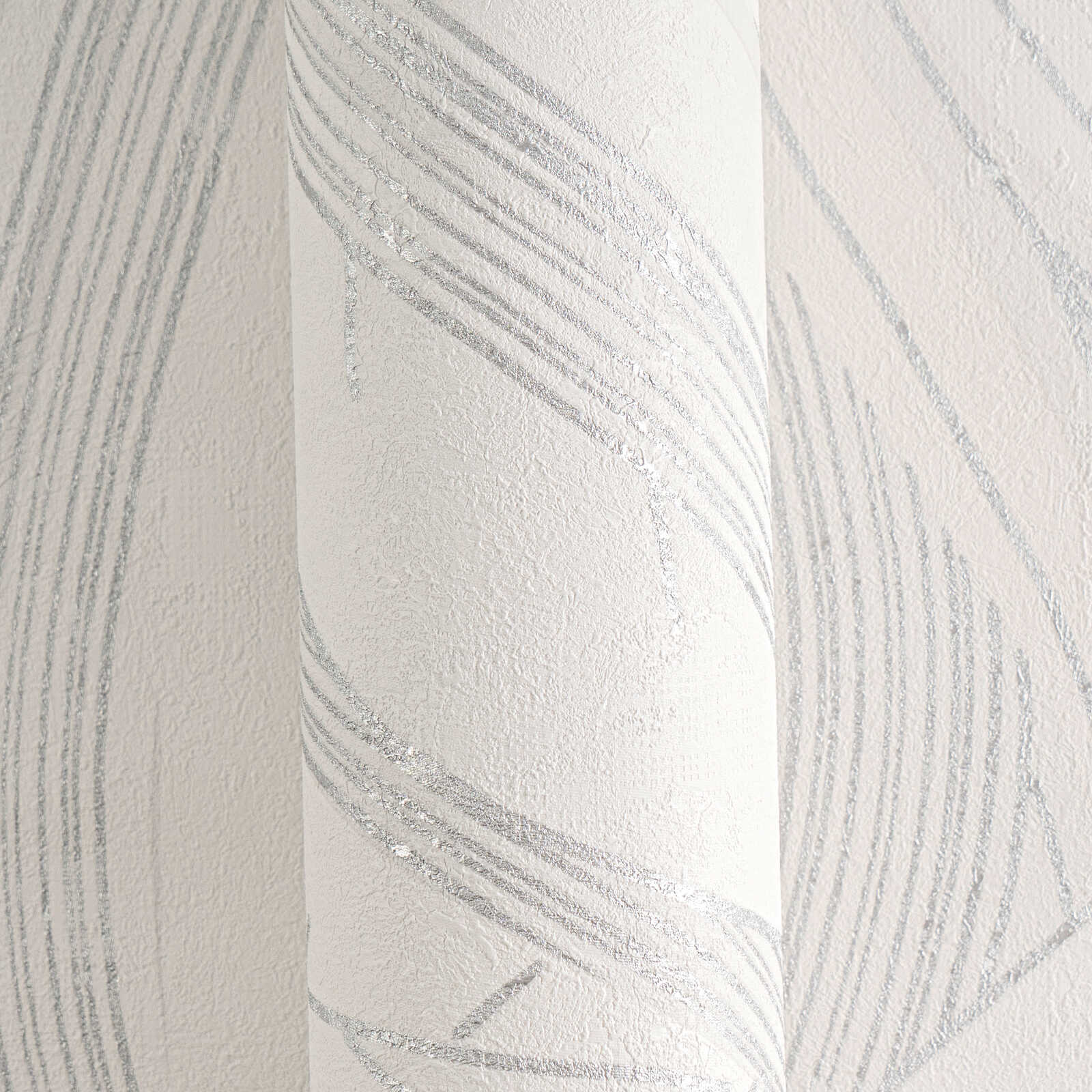 Modernas lapu dizaina tapetes ar metālisku spīdumu pelēkā - kombinācija ar mebelēm