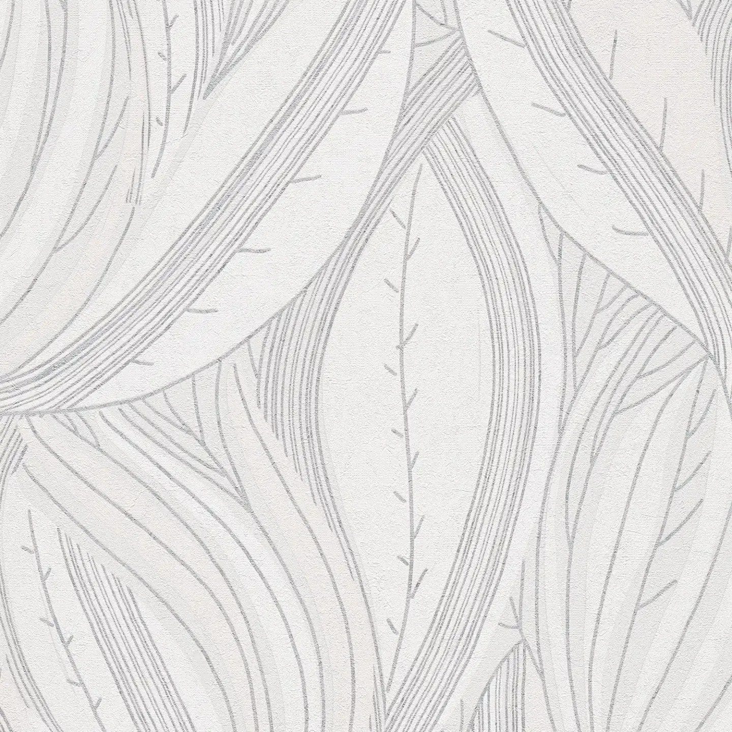 Modernas lapu dizaina tapetes ar metālisku spīdumu pelēkā - viesistabas interjerā