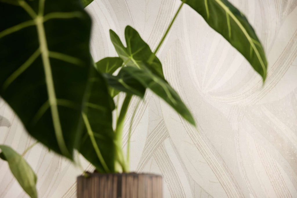 Elegantas tapetes ar izliektu lapu ornamentu krēmkrāsas toņos - istabas interjerā