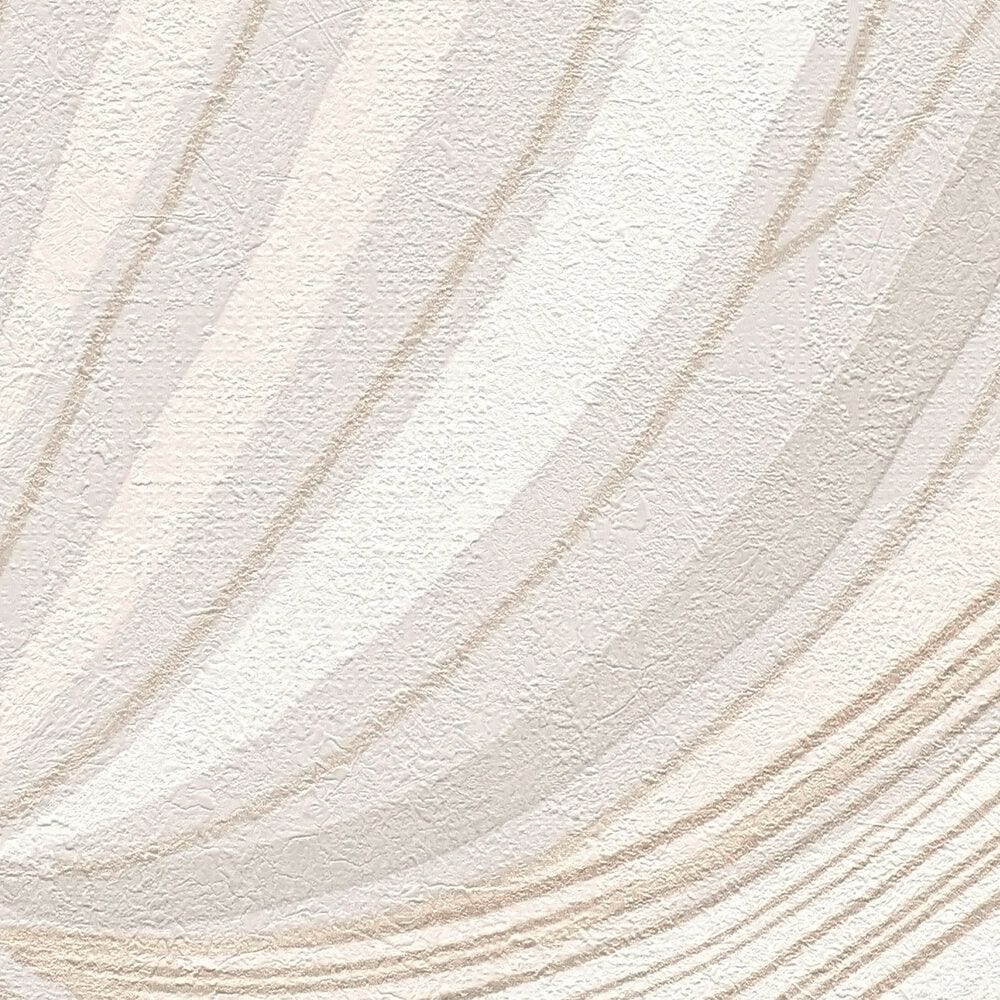 Elegantas tapetes ar izliektu lapu ornamentu krēmkrāsas toņos - kombinācija ar mebelēm